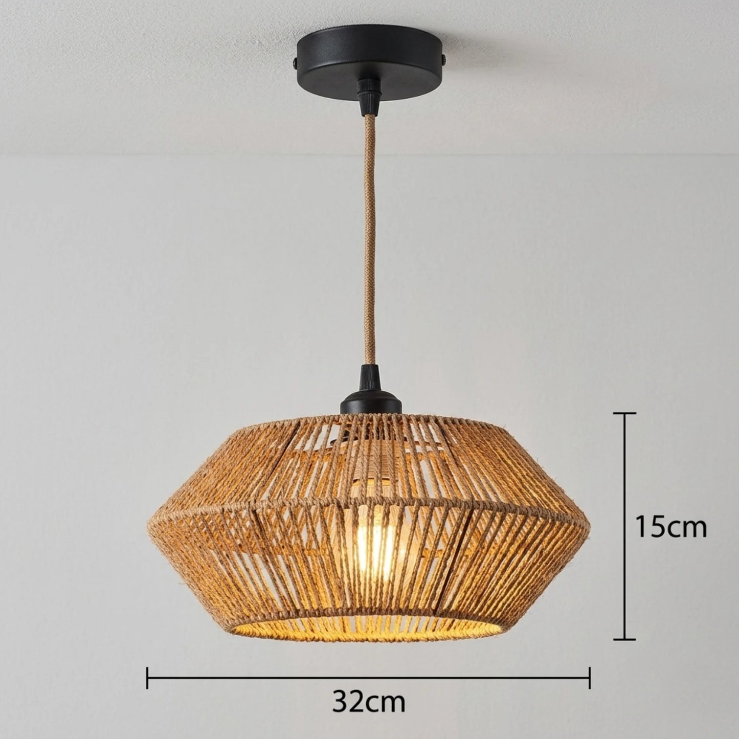 Lámpara colgante de ratán tejido instalada sobre una mesa de comedor de madera en un departamento moderno en Lima.