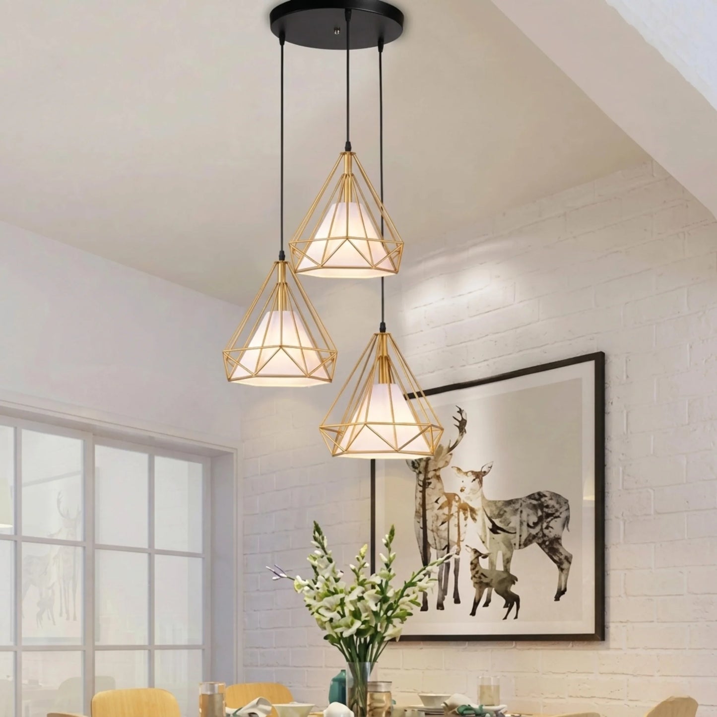 Lámpara colgante triple geométrica Diamond en metal oro de Ozzara instalada en una sala moderna en Lima.