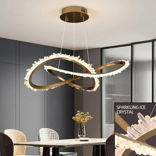 Lámpara colgante de aros entrelazados con cristales instalada en sala moderna en Miraflores, Lima.