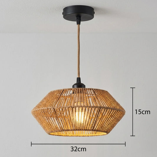 Lámpara colgante de ratán tejido instalada sobre una mesa de comedor de madera en un departamento moderno en Lima.