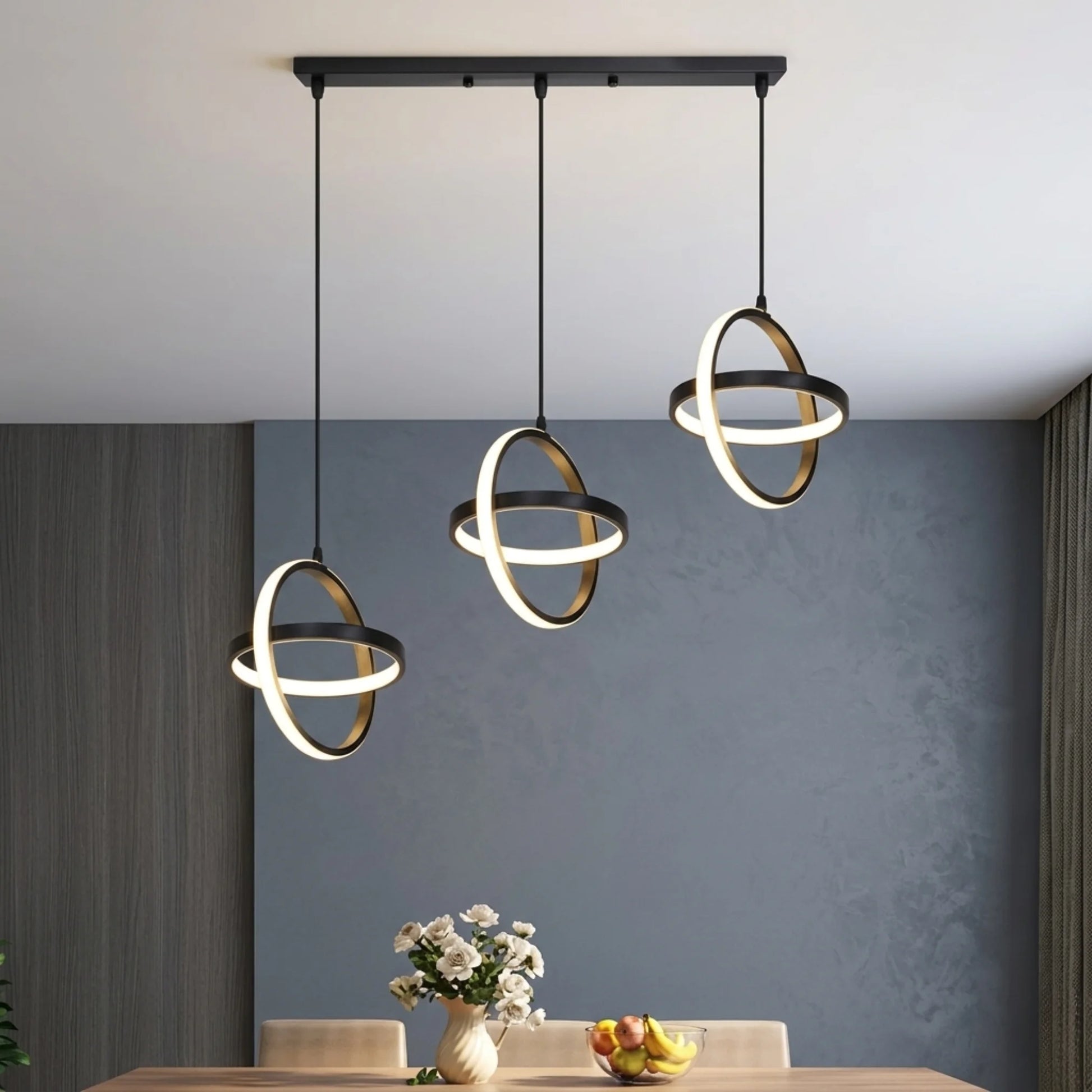 Lámpara colgante triple orbital de luz LED regulable instalada en sala moderna